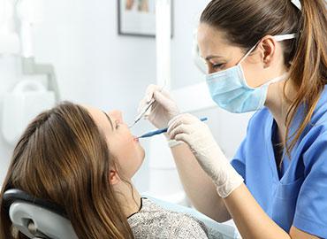 ragazza con dentista donna per devitalizzare
